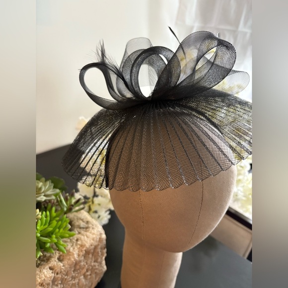 Elegant Black Fascinator - Picture 1 of 3